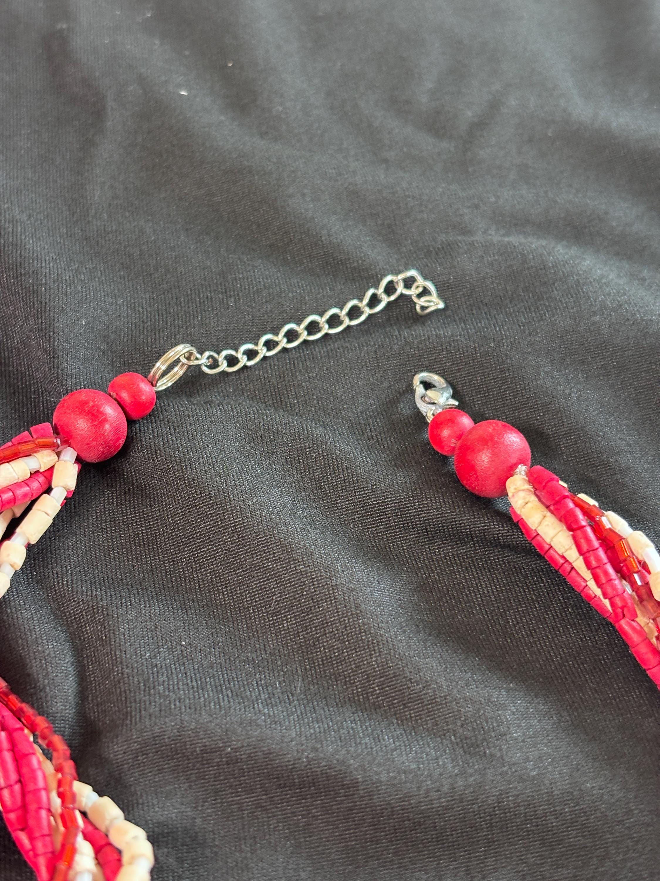 Collana boho rossa con ciondolo effetto madreperlato | Collana multifilo con perline bianco rosso | Collana etnica donna | Gioiello estate