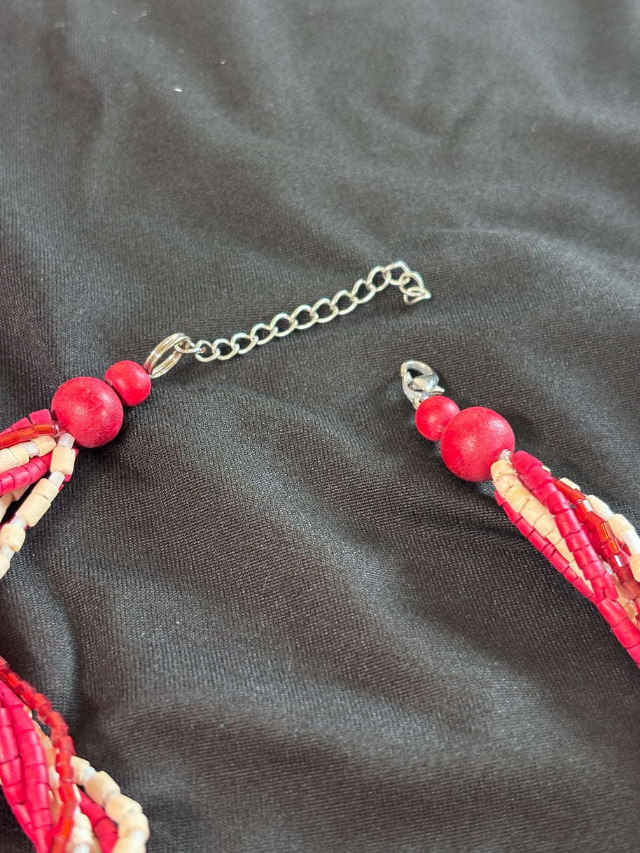 Collana boho rossa con ciondolo effetto madreperlato | Collana multifilo con perline bianco rosso | Collana etnica donna | Gioiello estate