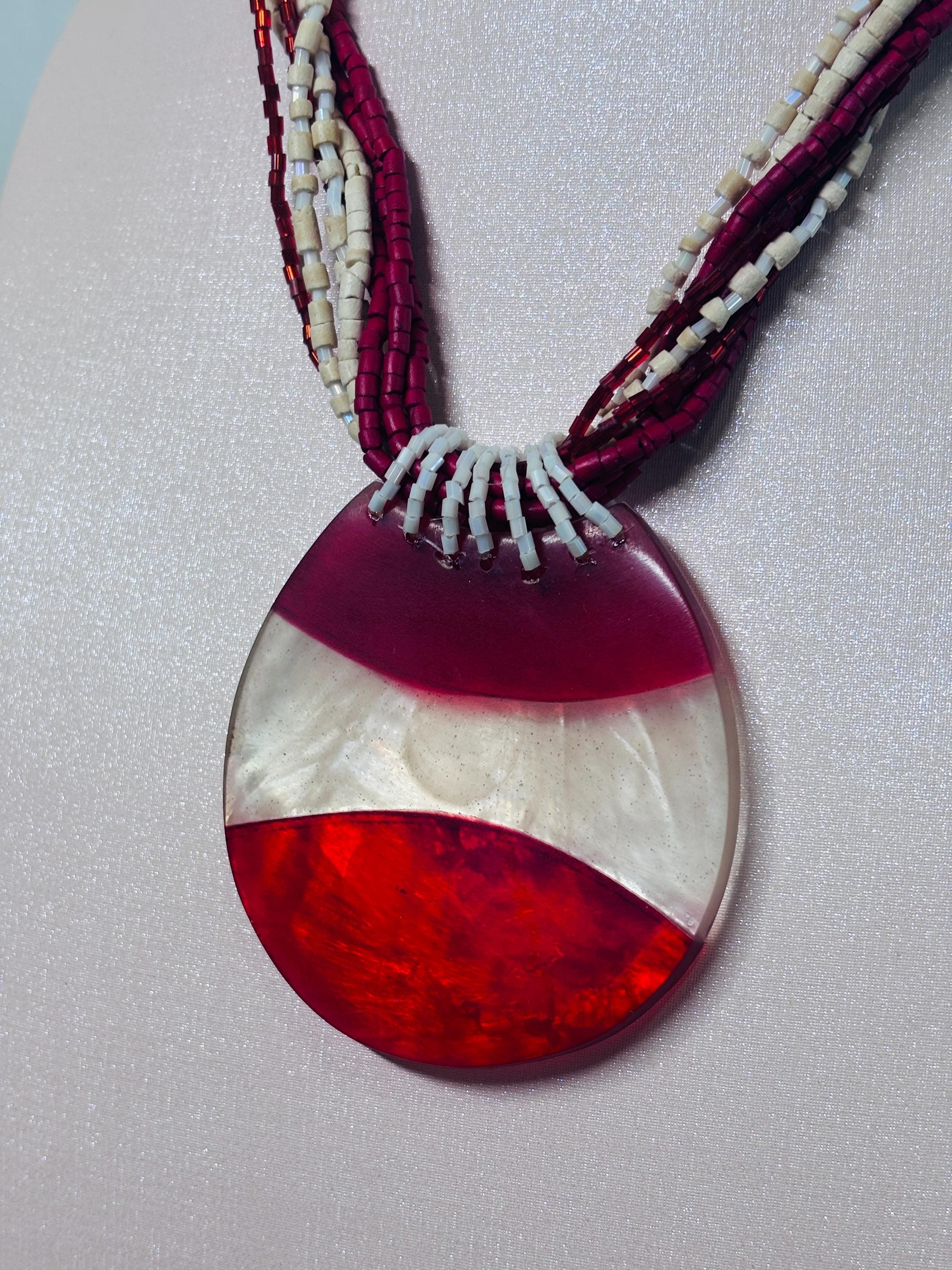 Collana boho rossa con ciondolo effetto madreperlato | Collana multifilo con perline bianco rosso | Collana etnica donna | Gioiello estate