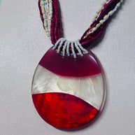 Collana boho rossa con ciondolo effetto madreperlato | Collana multifilo con perline bianco rosso | Collana etnica donna | Gioiello estate