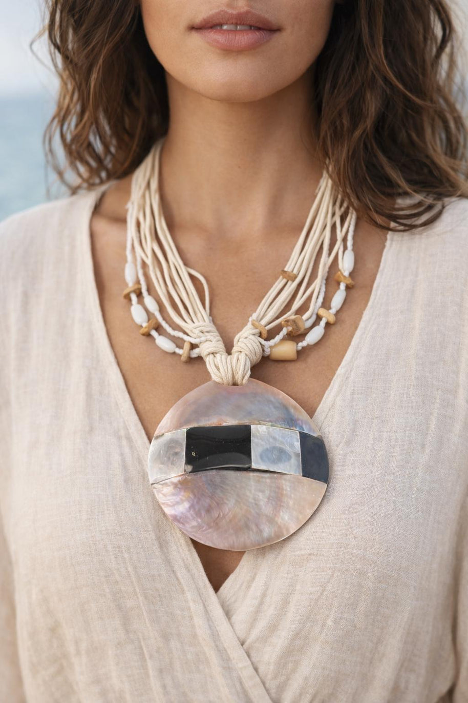 Collana boho multifilo beige con ciondolo in madreperla | Collana etnica con cordino e perline in legno | Gioiello estate donna
