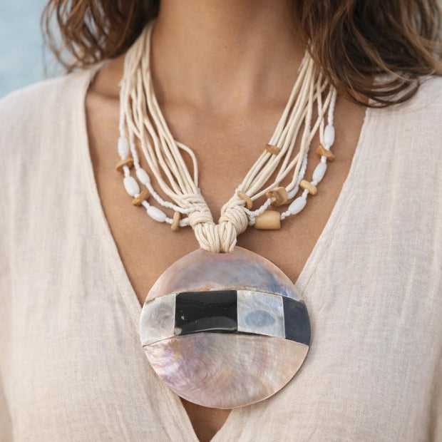 Collana boho multifilo beige con ciondolo in madreperla | Collana etnica con cordino e perline in legno | Gioiello estate donna
