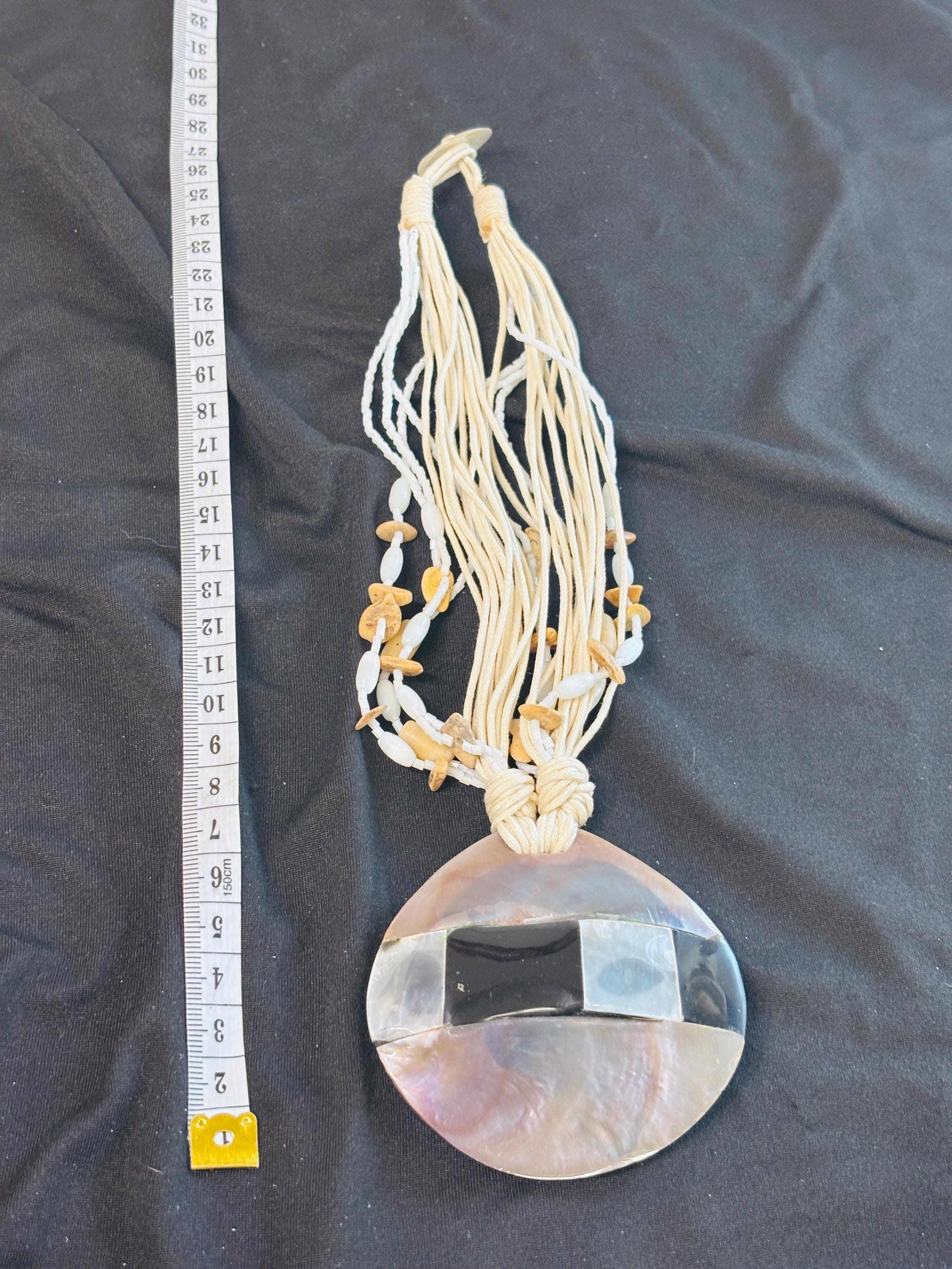 Collana boho multifilo beige con ciondolo in madreperla | Collana etnica con cordino e perline in legno | Gioiello estate donna