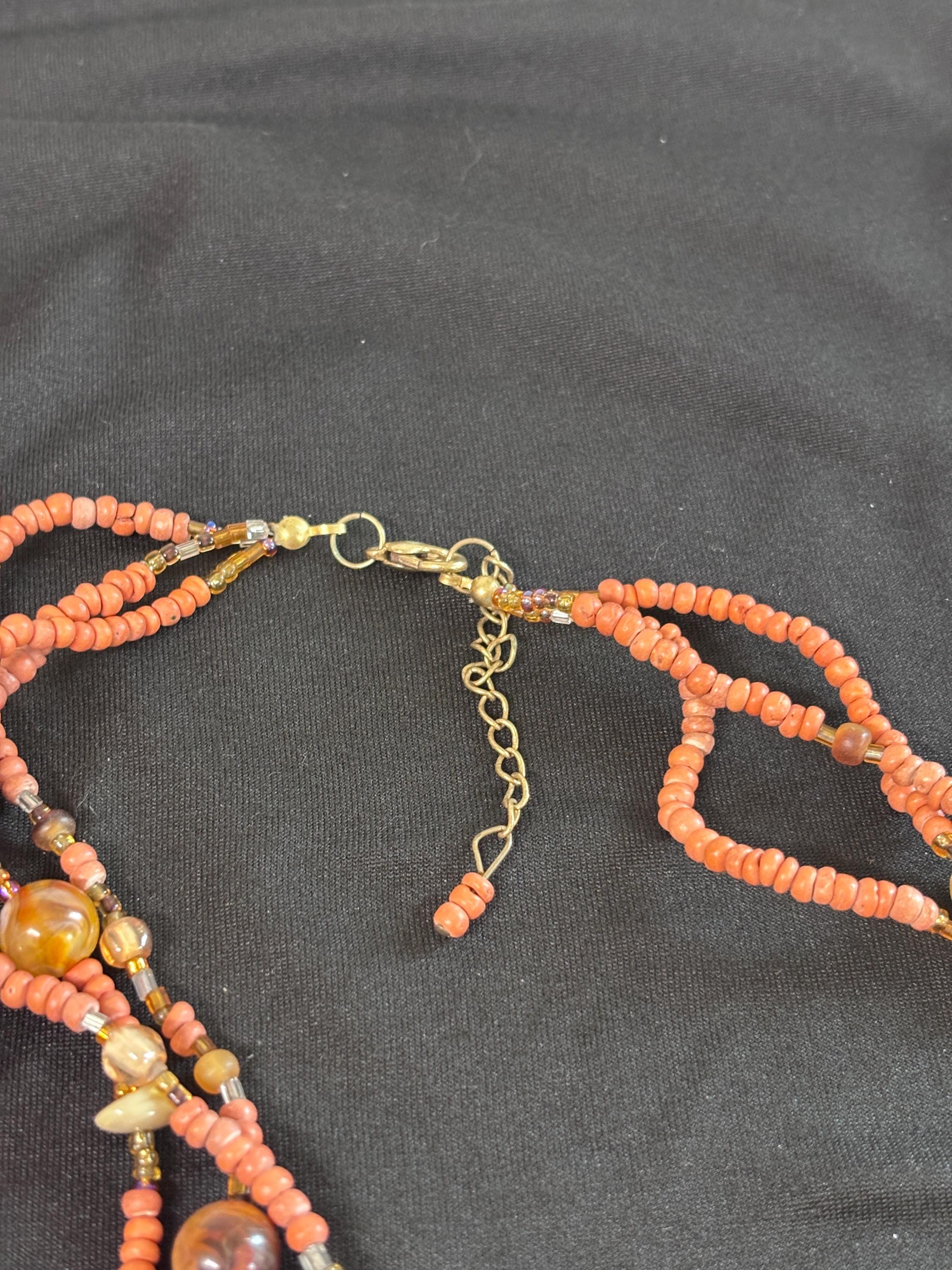 Collana boho multifilo arancio con ciondolo in madreperla e legno | Collana etnica donna con perline | Gioiello estate donna