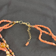 Collana boho multifilo arancio con ciondolo in madreperla e legno | Collana etnica donna con perline | Gioiello estate donna