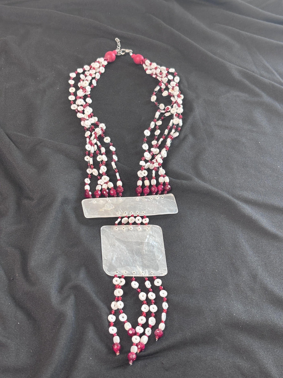 Collana boho multifilo bianco rosso con ciondolo in madreperla | Collana etnica lunga con perline | Gioiello estate donna