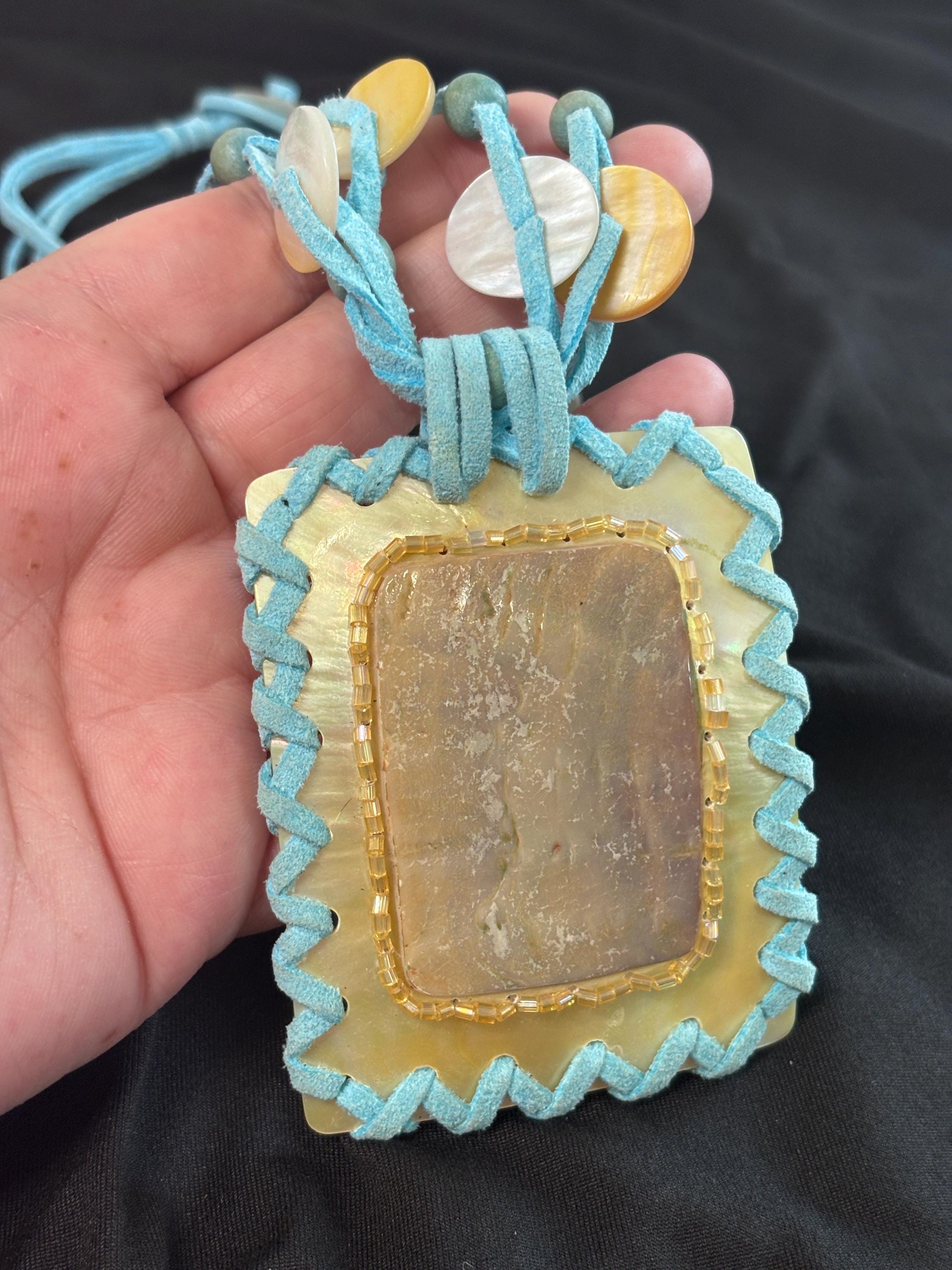 Collana boho turchese con grande ciondolo in madreperla e pietra naturale | Collana etnica con cordino e dischi madreperla | Gioiello estate