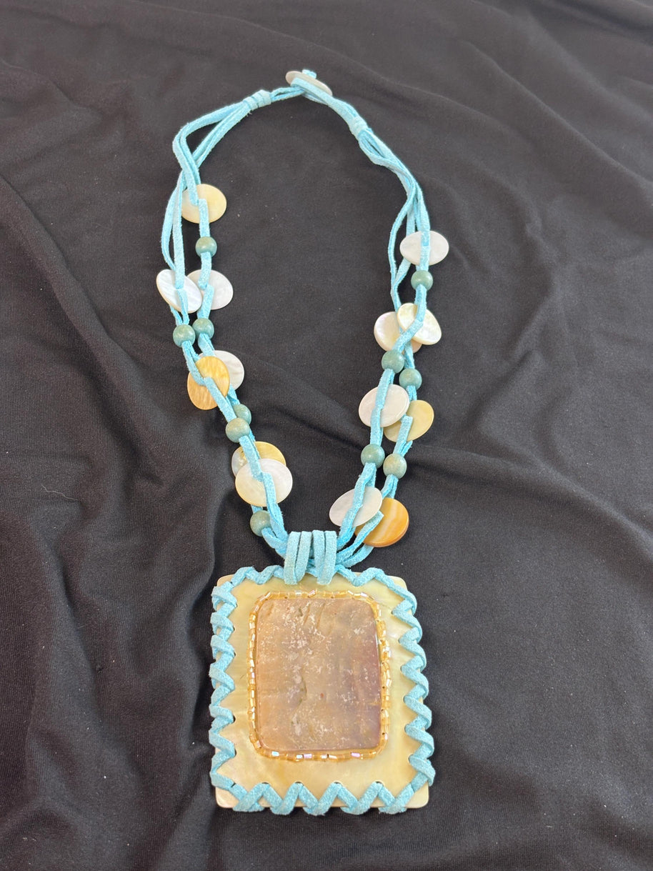 Collana boho turchese con grande ciondolo in madreperla e pietra naturale | Collana etnica con cordino e dischi madreperla | Gioiello estate