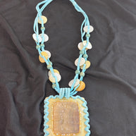 Collana boho turchese con grande ciondolo in madreperla e pietra naturale | Collana etnica con cordino e dischi madreperla | Gioiello estate
