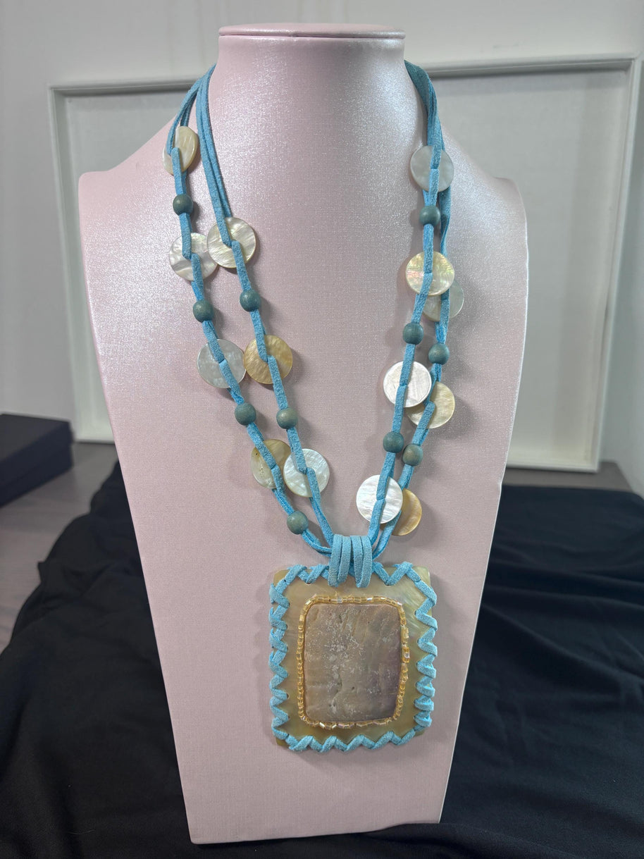 Collana boho turchese con grande ciondolo in madreperla e pietra naturale | Collana etnica con cordino e dischi madreperla | Gioiello estate