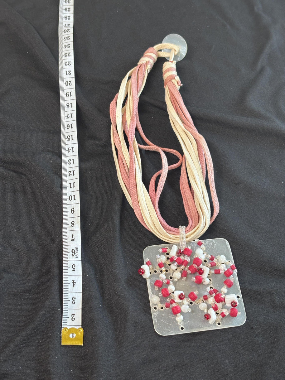 Collana boho rosa e beige con ciondolo in madreperla e perline rosse e bianche | Collana multifilo etnica | Gioiello estate donna