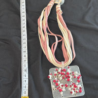 Collana boho rosa e beige con ciondolo in madreperla e perline rosse e bianche | Collana multifilo etnica | Gioiello estate donna