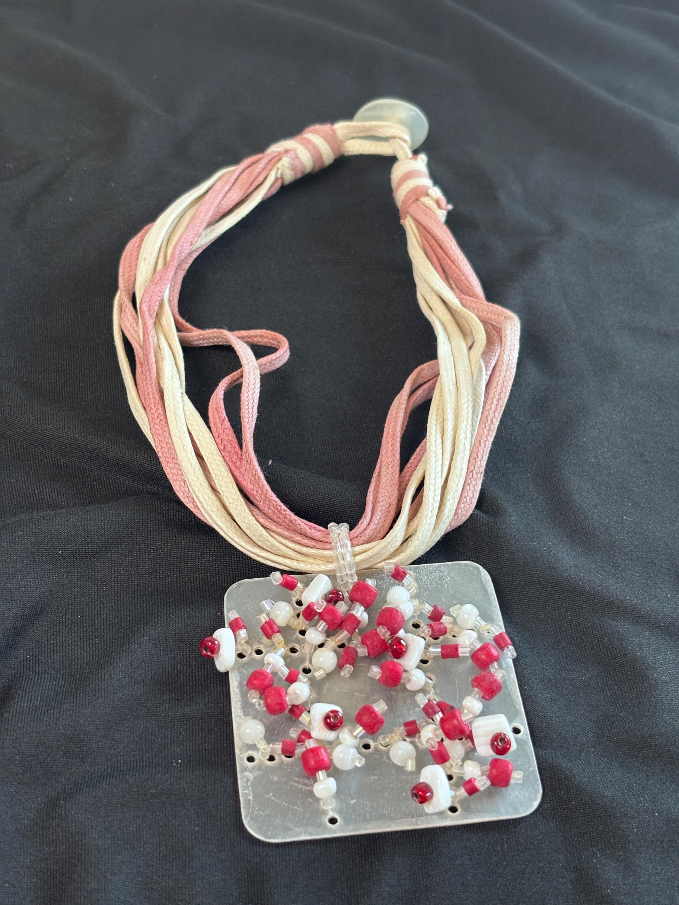 Collana boho rosa e beige con ciondolo in madreperla e perline rosse e bianche | Collana multifilo etnica | Gioiello estate donna