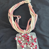 Collana boho rosa e beige con ciondolo in madreperla e perline rosse e bianche | Collana multifilo etnica | Gioiello estate donna