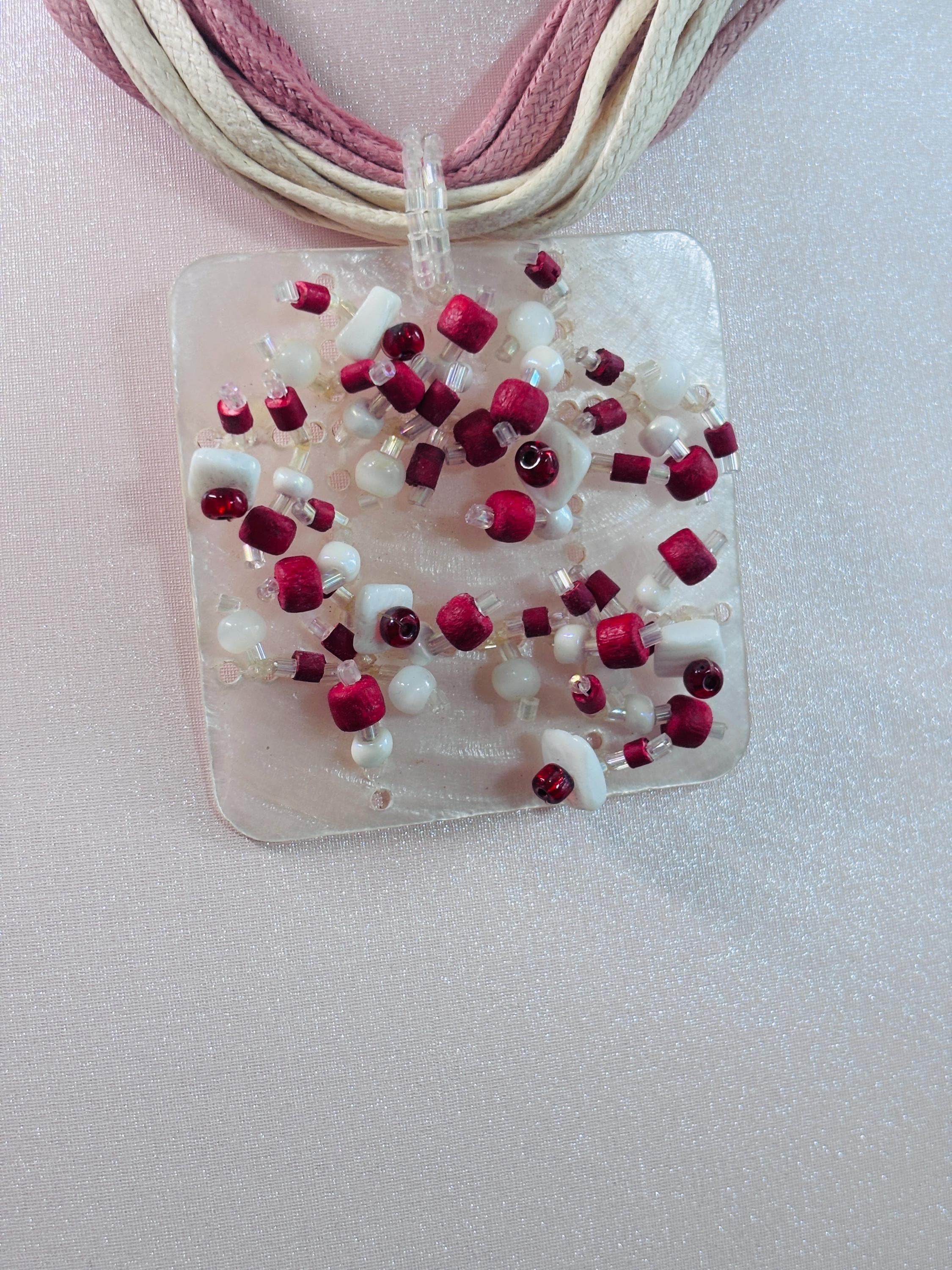 Collana boho rosa e beige con ciondolo in madreperla e perline rosse e bianche | Collana multifilo etnica | Gioiello estate donna