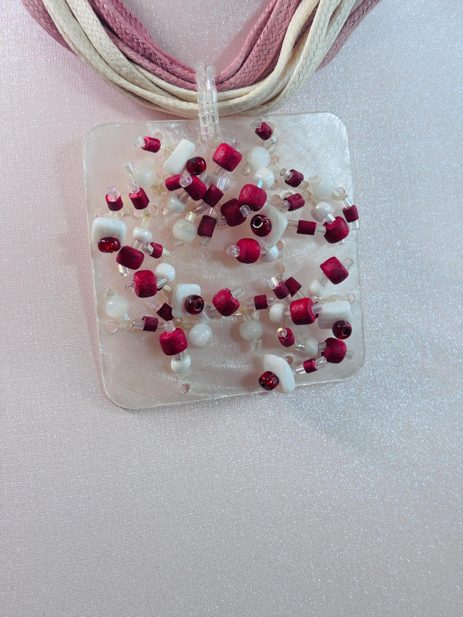 Collana boho rosa e beige con ciondolo in madreperla e perline rosse e bianche | Collana multifilo etnica | Gioiello estate donna
