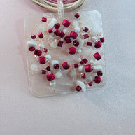 Collana boho rosa e beige con ciondolo in madreperla e perline rosse e bianche | Collana multifilo etnica | Gioiello estate donna
