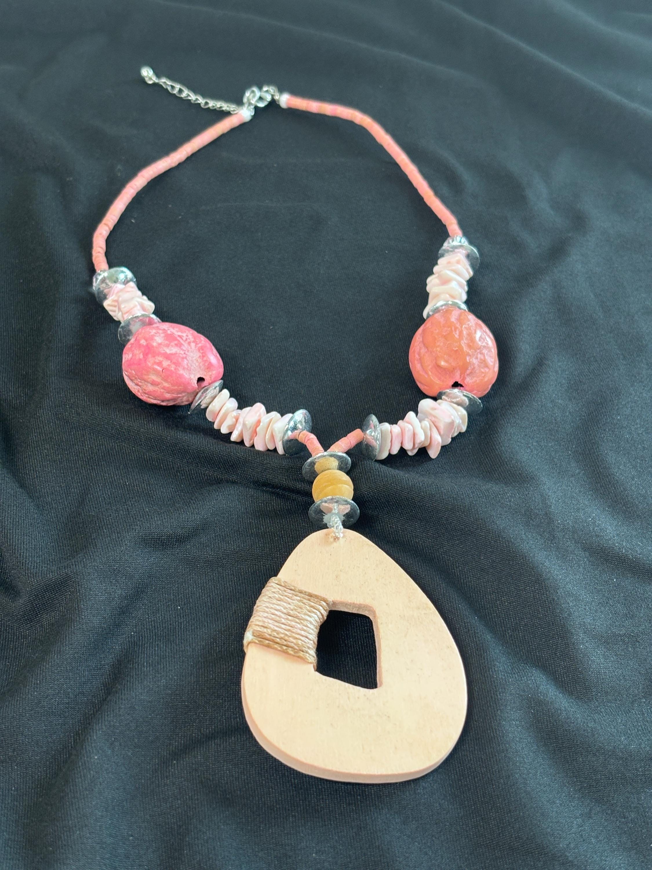 Collana boho rosa con ciondolo in legno | Collana etnica con perline rosa e madreperla | Gioiello estate donna