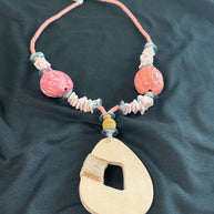 Collana boho rosa con ciondolo in legno | Collana etnica con perline rosa e madreperla | Gioiello estate donna