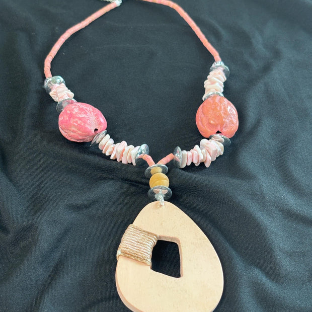 Collana boho rosa con ciondolo in legno | Collana etnica con perline rosa e madreperla | Gioiello estate donna