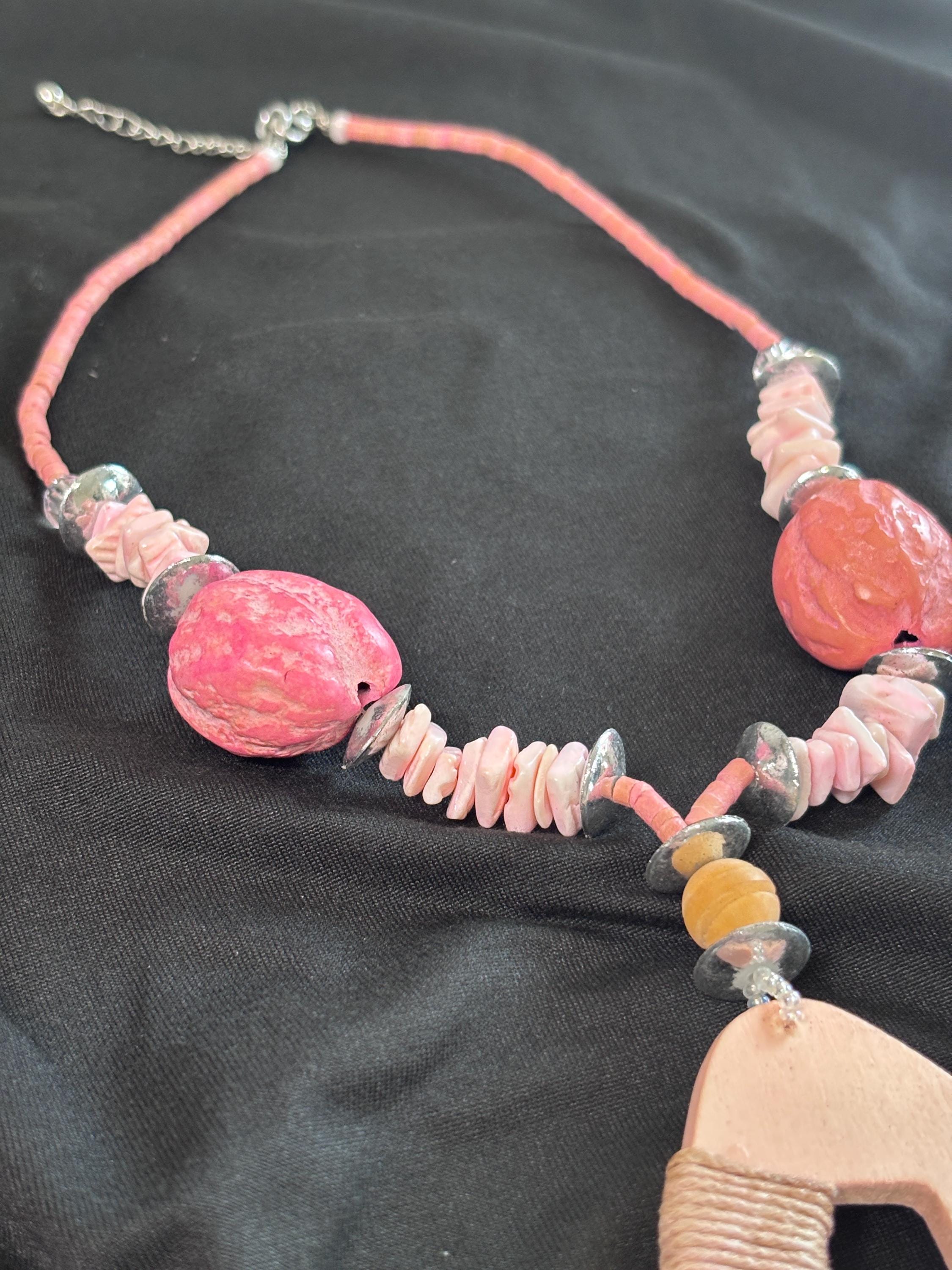 Collana boho rosa con ciondolo in legno | Collana etnica con perline rosa e madreperla | Gioiello estate donna