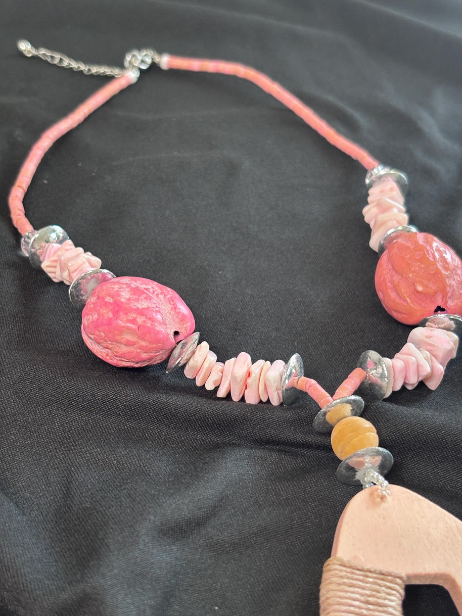 Collana boho rosa con ciondolo in legno | Collana etnica con perline rosa e madreperla | Gioiello estate donna