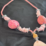 Collana boho rosa con ciondolo in legno | Collana etnica con perline rosa e madreperla | Gioiello estate donna