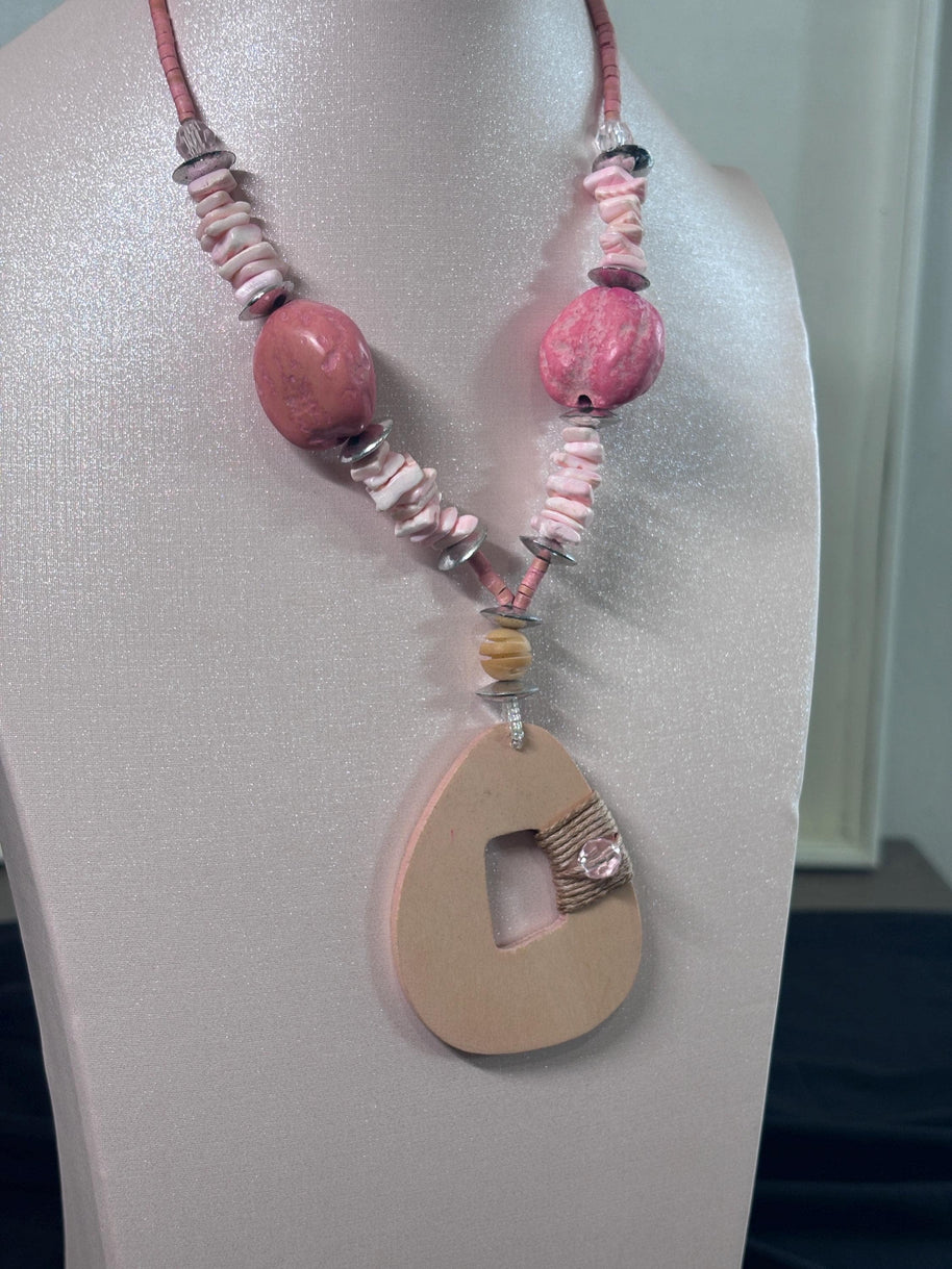 Collana boho rosa con ciondolo in legno | Collana etnica con perline rosa e madreperla | Gioiello estate donna