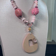 Collana boho rosa con ciondolo in legno | Collana etnica con perline rosa e madreperla | Gioiello estate donna