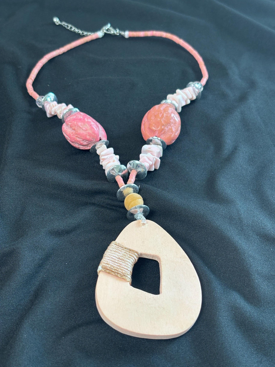 Collana boho rosa con ciondolo in legno | Collana etnica con perline rosa e madreperla | Gioiello estate donna
