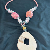 Collana boho rosa con ciondolo in legno | Collana etnica con perline rosa e madreperla | Gioiello estate donna