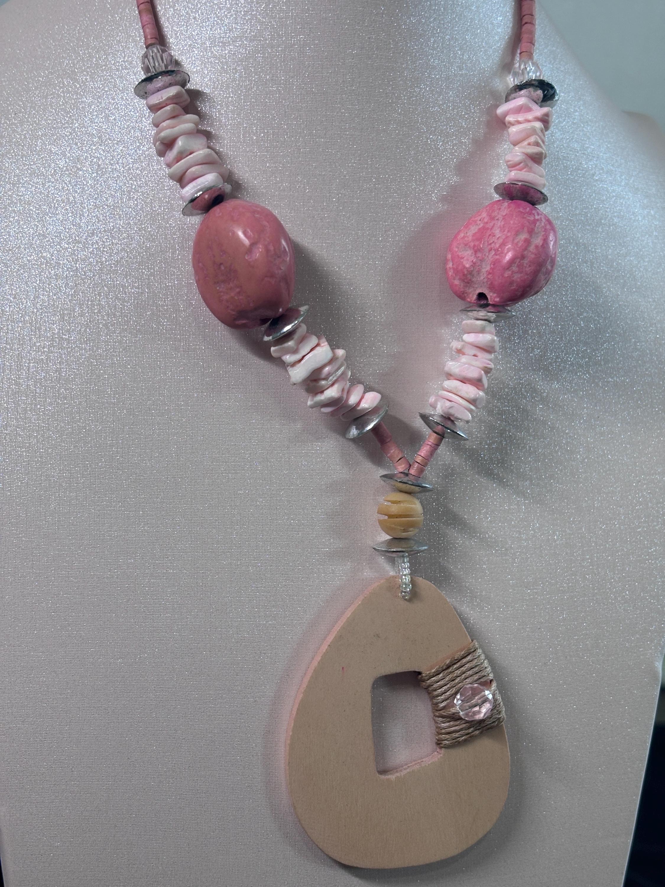 Collana boho rosa con ciondolo in legno | Collana etnica con perline rosa e madreperla | Gioiello estate donna