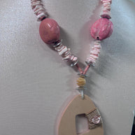 Collana boho rosa con ciondolo in legno | Collana etnica con perline rosa e madreperla | Gioiello estate donna