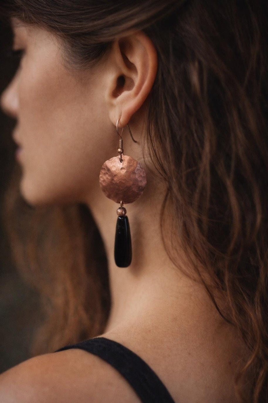 Orecchini rame pendente nero | Orecchini rame martellato | Orecchini lunghi rame fatti a mano | Idea regalo donna