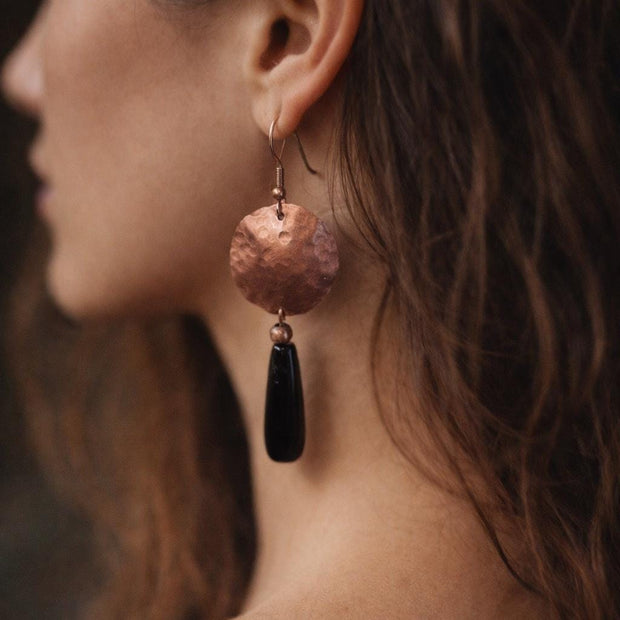 Orecchini rame pendente nero | Orecchini rame martellato | Orecchini lunghi rame fatti a mano | Idea regalo donna