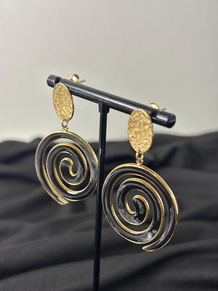 Orecchini spirale oro e nero in acciaio | Orecchini lunghi spirale | Spiral earrings gold black | Orecchini moderni donna