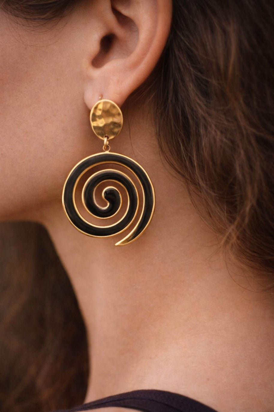 Orecchini spirale oro e nero in acciaio | Orecchini lunghi spirale | Spiral earrings gold black | Orecchini moderni donna