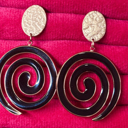 Orecchini spirale oro e nero in acciaio | Orecchini lunghi spirale | Spiral earrings gold black | Orecchini moderni donna