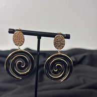 Orecchini spirale oro e nero in acciaio | Orecchini lunghi spirale | Spiral earrings gold black | Orecchini moderni donna