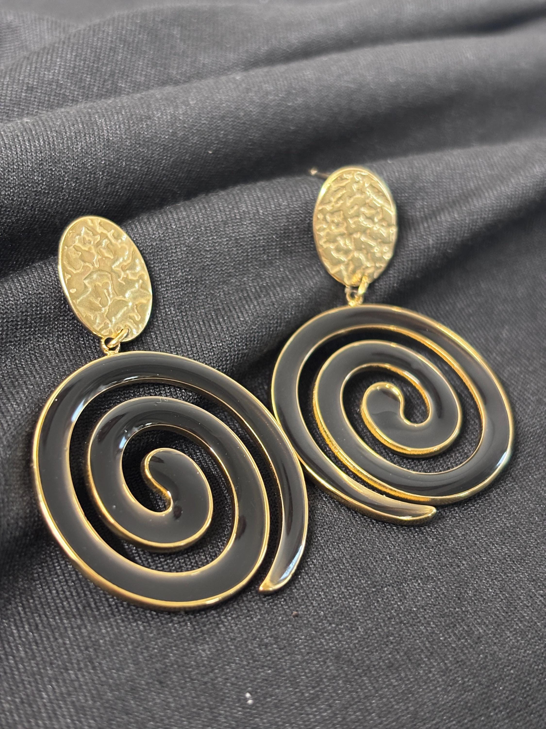 Orecchini spirale oro e nero in acciaio | Orecchini lunghi spirale | Spiral earrings gold black | Orecchini moderni donna
