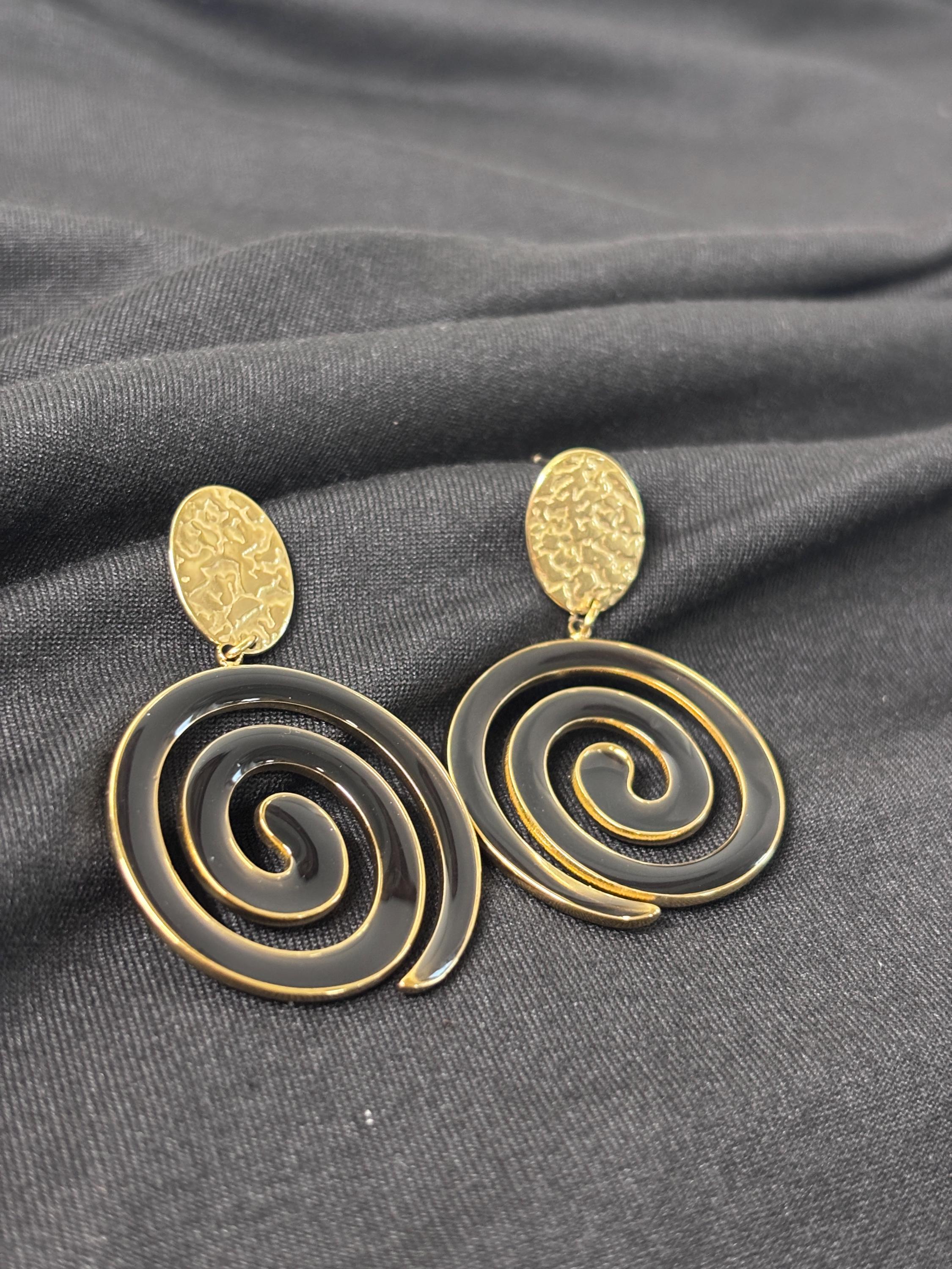 Orecchini spirale oro e nero in acciaio | Orecchini lunghi spirale | Spiral earrings gold black | Orecchini moderni donna