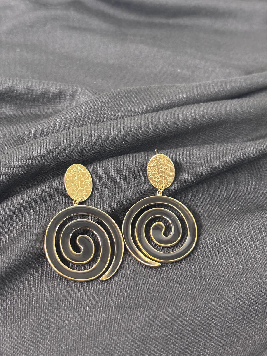 Orecchini spirale oro e nero in acciaio | Orecchini lunghi spirale | Spiral earrings gold black | Orecchini moderni donna