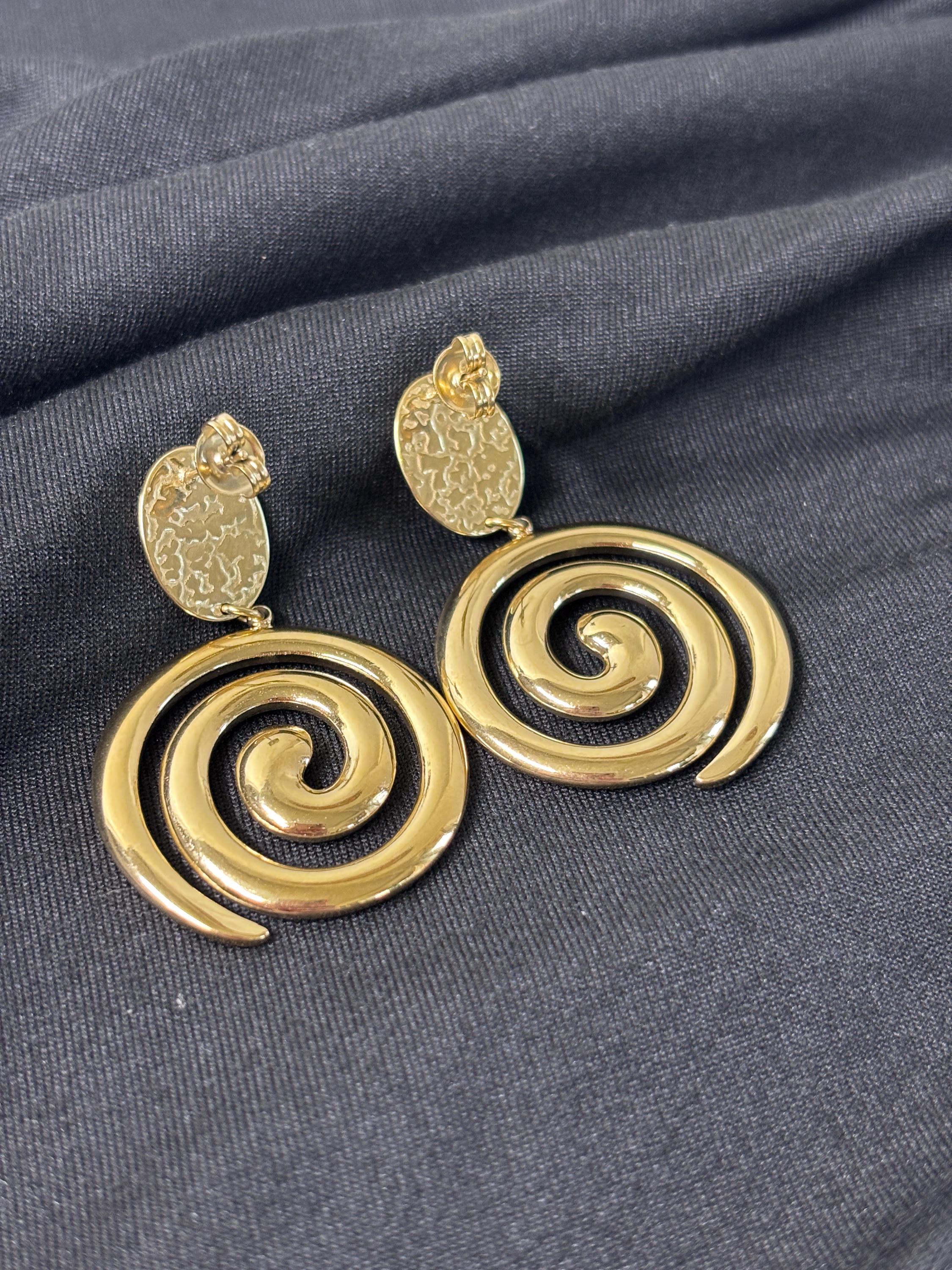 Orecchini spirale oro e nero in acciaio | Orecchini lunghi spirale | Spiral earrings gold black | Orecchini moderni donna