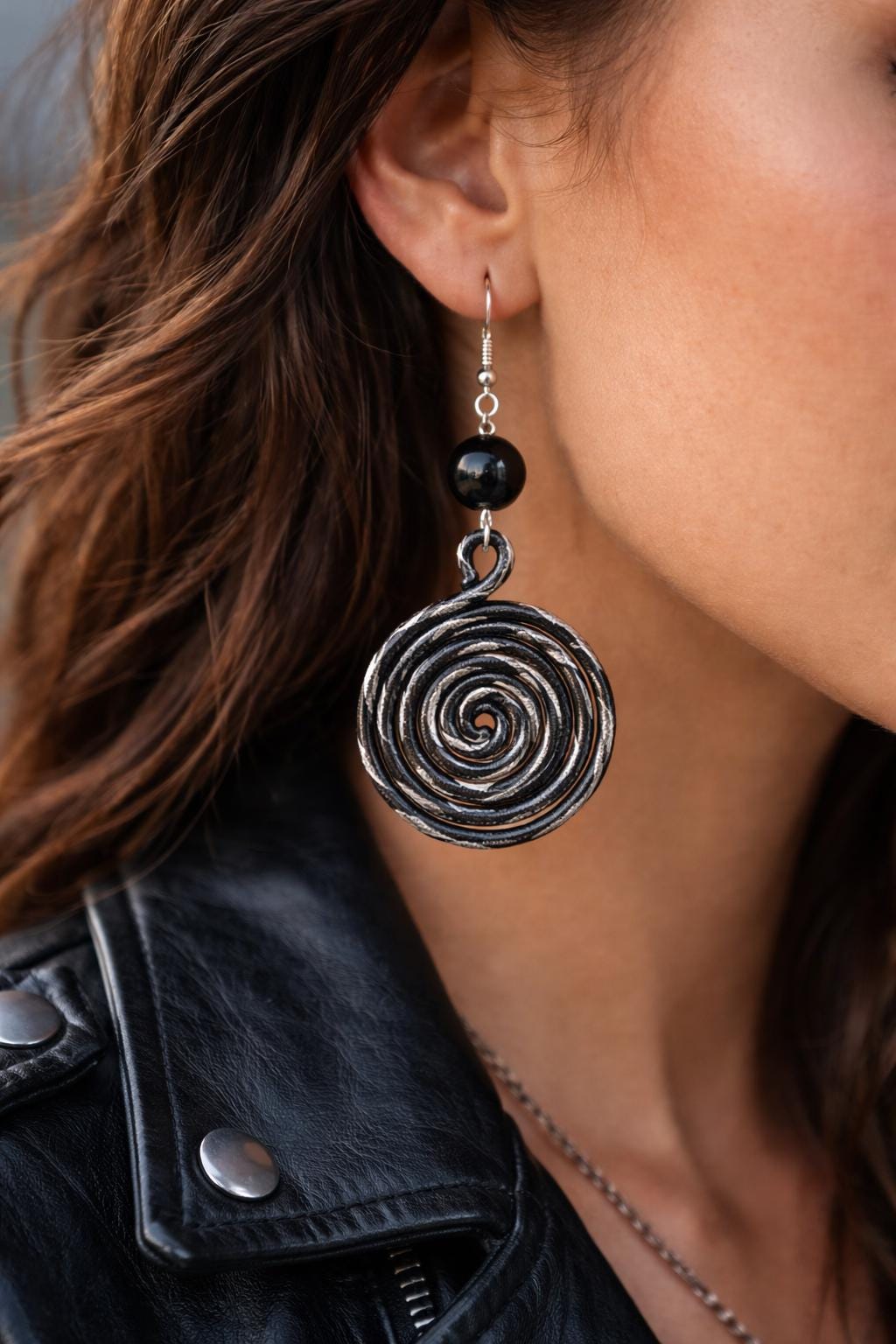 Orecchini spirale in alluminio con pietra naturale | Spiral earrings with natural stone | Orecchini boho leggeri antiallergici | 10 colori