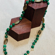 Collana lunga in pietra verde naturale | Collana boho con perline | Green stone boho necklace, collana verde oro naturale etnica