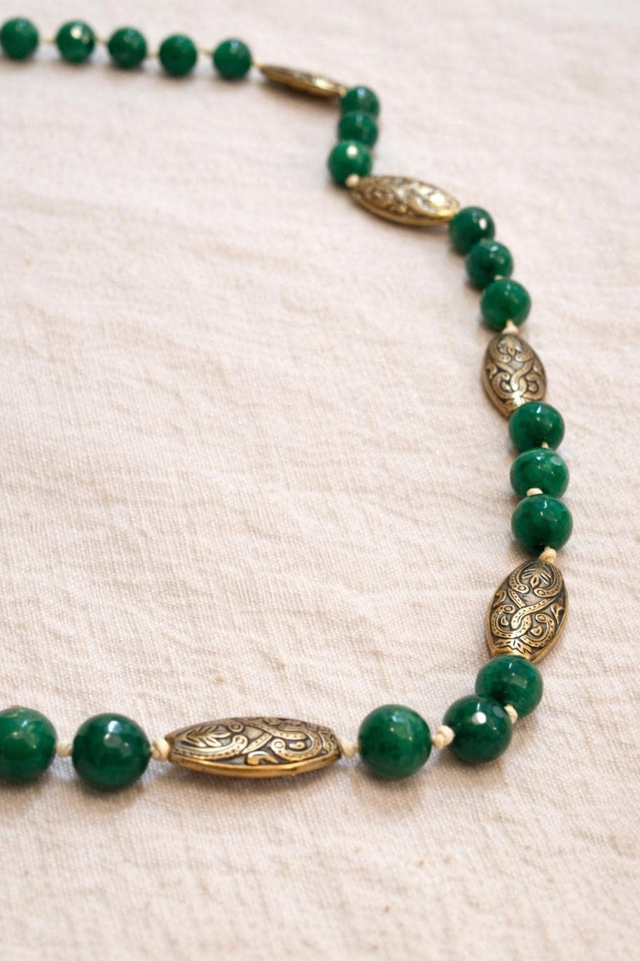 Collana lunga in pietra verde naturale | Collana boho con perline | Green stone boho necklace, collana verde oro naturale etnica