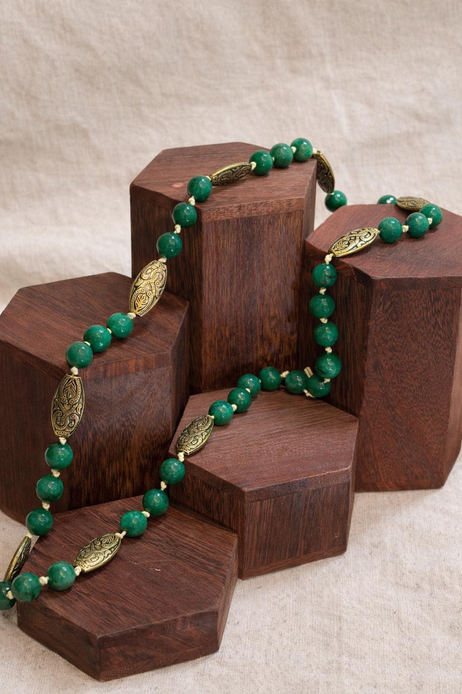 Collana lunga in pietra verde naturale | Collana boho con perline | Green stone boho necklace, collana verde oro naturale etnica