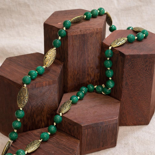 Collana lunga in pietra verde naturale | Collana boho con perline | Green stone boho necklace, collana verde oro naturale etnica