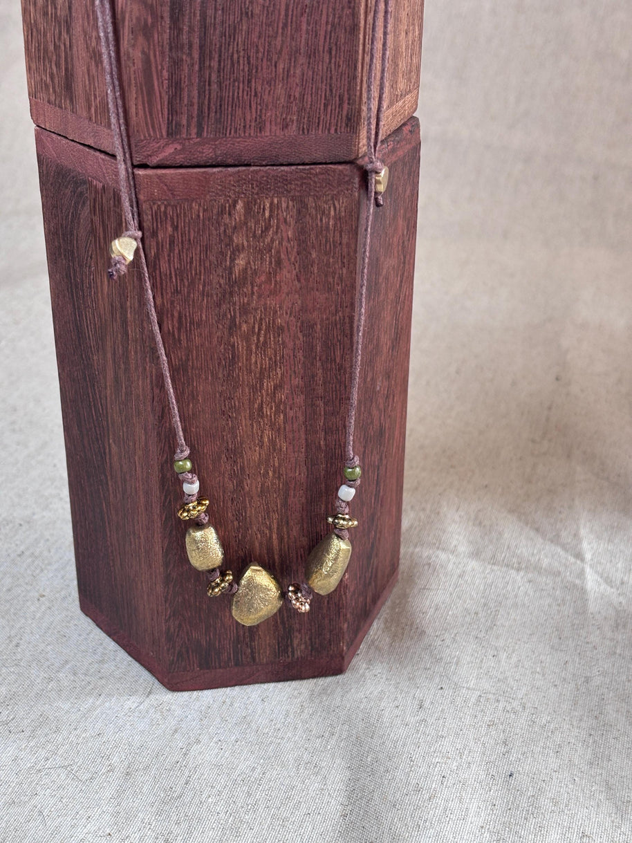 Collana boho con elementi in acciaio dorato | Collana con cordino marrone regolabile | Boho necklace artigianale idea regalo donna