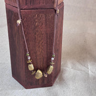 Collana boho con elementi in acciaio dorato | Collana con cordino marrone regolabile | Boho necklace artigianale idea regalo donna